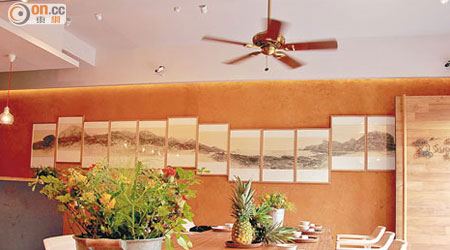 大木桌子配八卦山的紅土牆，營造出自然純樸感覺。