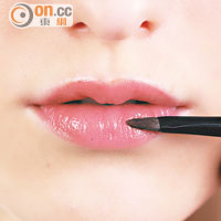 最後為雙唇塗搽橙粉紅色唇膏，近乎唇部天生的色調，就更能突出眼線的顏色。