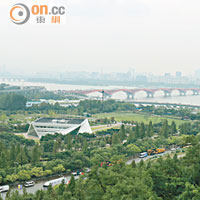 身處山丘上的藍天公園，可以居高臨下飽覽漢江等周邊風景。