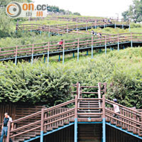 由於藍天公園建於山丘之上，訪客需先行291級樓梯才能到達。