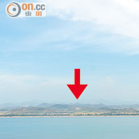 站在展望台內，單憑肉眼也可看到北韓的田野風景（箭嘴示）。