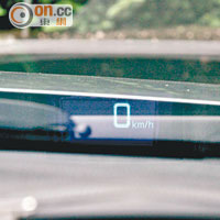 Active Driving Display投射錶板顯示車速與導航資訊。