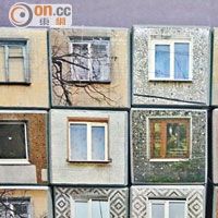 俄國民宅的各式窗戶都被畫在這些四方積木上。