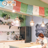 開放式廚房，椅上的國旗圖案是店主親手繪畫。