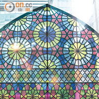 彩色玻璃窗重現伊朗粉紅寺廟的風景。