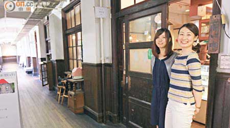 Seko小姐（右）每星期都會與同事到前田珈琲明倫店食午餐，最愛其懷舊氣氛。