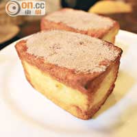 新鮮出爐的糖霜蛋糕熱辣辣，口感鬆化，￥1,000（約HK$73）。