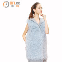 由灰與灰藍色構成的溫暖Mohair長外套，富層次的顏色以及充滿質感的用料，為服裝增加立體感。<br>Mohair無袖外套 $12,130