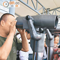 展望台外設有軍方使用的望遠鏡，花W500（約HK$3）便可觀察開城市民的街頭活動。