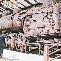 韓戰時期在京義線長湍站被北韓襲擊的蒸汽火車頭，可在其身上找到逾千個子彈孔。