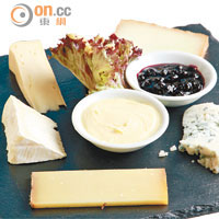 Cheese Plate $120<br>挑選法國5款芝士作為飯後甜品，入口Creamy得來充滿奶香，特意配牛油或藍莓醬吃，減輕膩度。