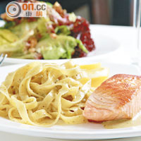 Heart of Grilled Salmon with Tagliolini$180/午餐、$268/晚餐<br>三文魚扒嫩滑甘香，魚脂十足，配Al Dente的闊條麵和秘製醬汁，水準不比牛扒差，佐核桃沙律，同樣豐富。