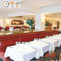 內裝依足1920年代的法國餐廳而設計，復古懷舊，讓人置身巴黎一樣。