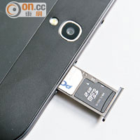 SIM卡及記憶卡槽採用一體式設計，換卡時稍為不便。