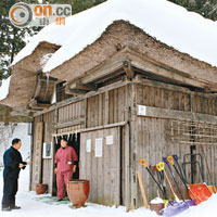 男鹿真山傳承館部分建築為百年古宅，每天均有「生剝」Show上演。