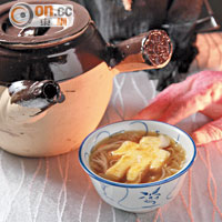孟婆湯（a）<br>造型令人怕怕的孟婆湯其實是用傳統方法炮製而成的洋葱湯。