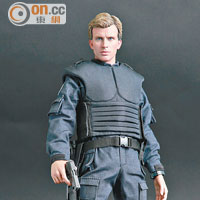 MMS266 RoboCop Collectible Figures Set<br>售價︰$2,930<br>預訂價︰$2,890<br>珍藏套除了戰損版RoboCop外，還裝附有梅菲的警察人偶。