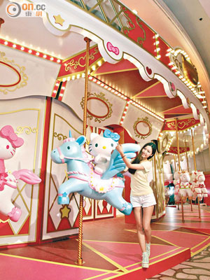 Hello Kitty周年館<br>Hello Kitty分別以25、30、35及40周年的姿態登上旋轉木馬，既搶眼又有意思！