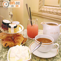 Parisian Breakfast由一款自選果汁、幾件迷你麵包跟招牌朱古力熱飲組成，€20（約HK$197）。