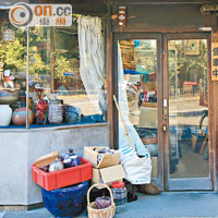 開業至今逾70年的豐田屋道具店，古物數量驚人，就連門口都擺滿貨品，令人不禁駐足觀看。