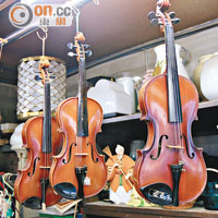 店主收集了多具小提琴，￥18,000（約HK$1,278）。