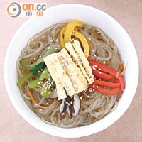 韓式雜菜炒粉絲 $42<br>素食選擇之一，只有韭菜、洋葱、蘿蔔等材料，客人亦可因應喜好加入不同肉類。