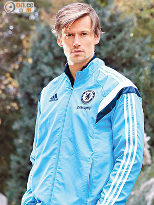 Chelsea FC Pre-Match Track Jacket $499<br>圖案一樣，用色有別，主場的車路士隊徽有齊傳統的紅、黃、藍、白4色，作客變成黑白配，簡潔利落。