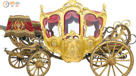 亞歷山大二世加冕典禮中使用的4座位皇室馬車，逾158年歷史，需要由6匹馬拉動。