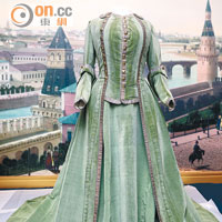 女王葉卡捷琳娜二世的禁衞軍軍服裙，參照男裝軍服設計，繡上金線以凸顯其崇高地位。