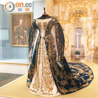 亞歷山大三世長女的禮服，3.5米裙襬，繡滿金線，極具氣派。