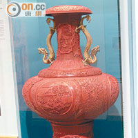 高1.26米的廣東漆雕花瓶，由中國末代皇帝溥儀贈予俄國末代皇帝尼古拉二世，別具歷史意義。