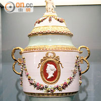華麗的連蓋花瓶，飾以葉卡捷琳娜二世的浮雕，並以這位女王的花押字為把手。