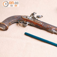 昔日拿破崙贈予亞歷山大一世的武器，由法國著名槍械師Nicolas-Noel Boutet製作。