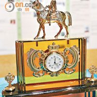 被譽為「皇村之寶」的座鐘，是2010年為慶祝皇村建立300周年而鑄造，鐘上有尼古拉二世身穿軍服策騎的金銀造像。