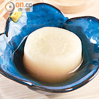 清湯大根（廚師發辦菜譜） 用上素高湯浸煮的日本白蘿蔔，清甜無渣，是最佳開胃菜之一。