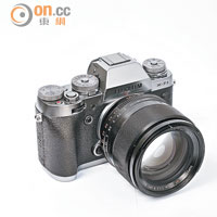 Fujifilm X-T1 GS採用石墨銀配黑色機身。<br>售價：$10,999