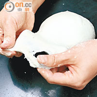 製法<br>將高筋麵粉與清水搓成麵糰，放涼後壓成餃子皮，怕麻煩可直接用現成餃子皮代替。