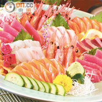 刺身拼盤<br>肥美三文魚、甜蝦等，是看得到嘗得出的新鮮美味。