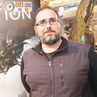 《Dragon Age》系列創意總監Mike Laidlaw，在會場介紹今集遊戲特點。