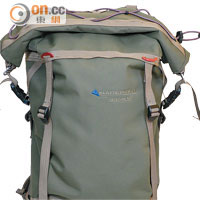 Klättermusen Ratatosk 30 Backpack<br>卷摺式開口設計，有助擋雨；背帶配備V型鋁製重力承托桿，可將重力分散至肩胛骨，減少背肌負擔。$1,980（b）