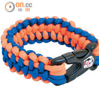 CHUMS Acadia Paracord Bracelet<br>看似一般手繩，拉開繩子可用作紥營、救傷和固定重物。$110（b）