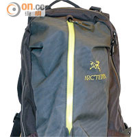 ARC'TERYX Arro 22 Backpack<br>背囊面料採用耐磨布料，配以耐用防水拉鏈，確保袋內物品不被弄濕；黑撞螢光綠是香港特別版，限售400件！$1,850（b）