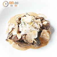 Morel Cream with Cuttlefish Tallarines $210<br>切成麵條狀的彈牙墨魚，配以同樣時令的羊肚菌，利用濃濃菌香呼應白松露的泥土氣息。