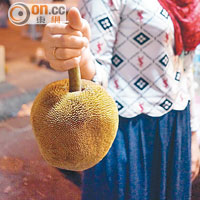 沙巴特有的「麵包果」（Tarap），當地人叫沙巴果，玩完Zipline後跟小販買個，滋潤叫破了的喉嚨。