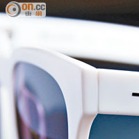 簡約烙印<br>品牌的太陽眼鏡以簡約設計為主，在鏡臂外印上品牌「÷」logo，全部設計均出自Jessica本人，帶出簡約美學。