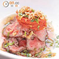 Beef Tataki with Sambal $50<br>澳洲和牛以攝氏60度慢煮兩小時，配以用指天椒、紅尖椒、乾葱頭等調成的參巴汁，充滿東南亞風情。