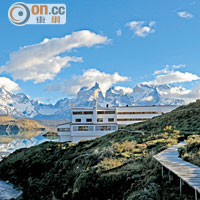 我下榻的Explora Patagonia周邊景色如天堂般美，坐在房間躺在床上透過超大玻璃窗便可欣賞得到。