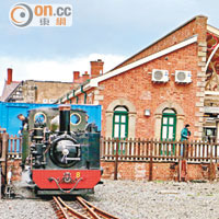 鐵路仍保留昔日的紅磚車站，古色古香。
