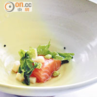 主廚以40度低溫烹調三文魚，令魚肉保持鮮甜，5道菜Tasting Meun價錢￡29.5（約HK$363）。