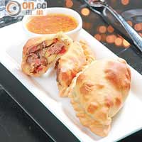 Beef Empanada $58<br>牛肉加入番茄、橄欖油和胡椒等混合再手打成牛肉餡餅，入口外脆內軟。